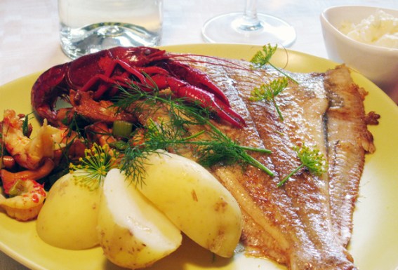 Rödspätta Rödspätta med kantareller och kräftor