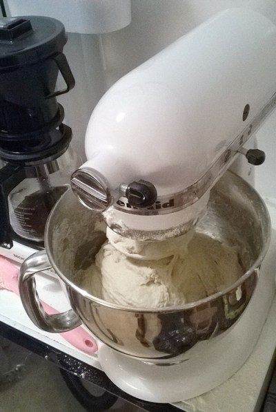 Levain steg 5. Nu knådas degen ihop.