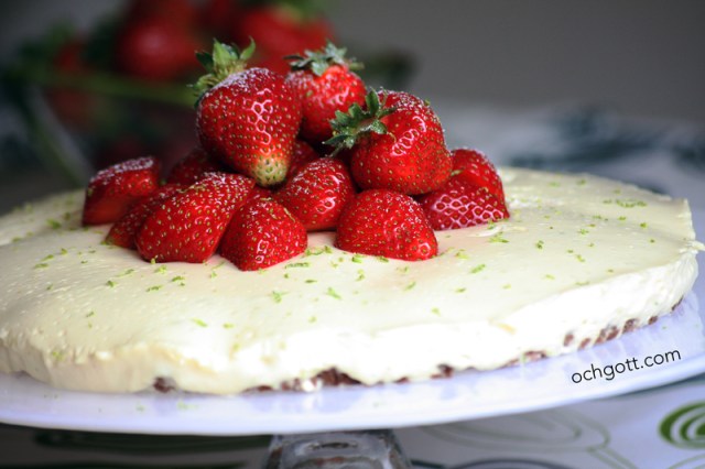 Vit choklad- och limecheesecake med jordgubbar