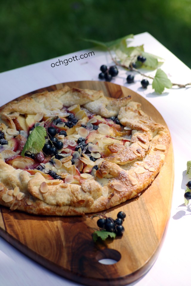Galette med nektariner och svarta vinbär