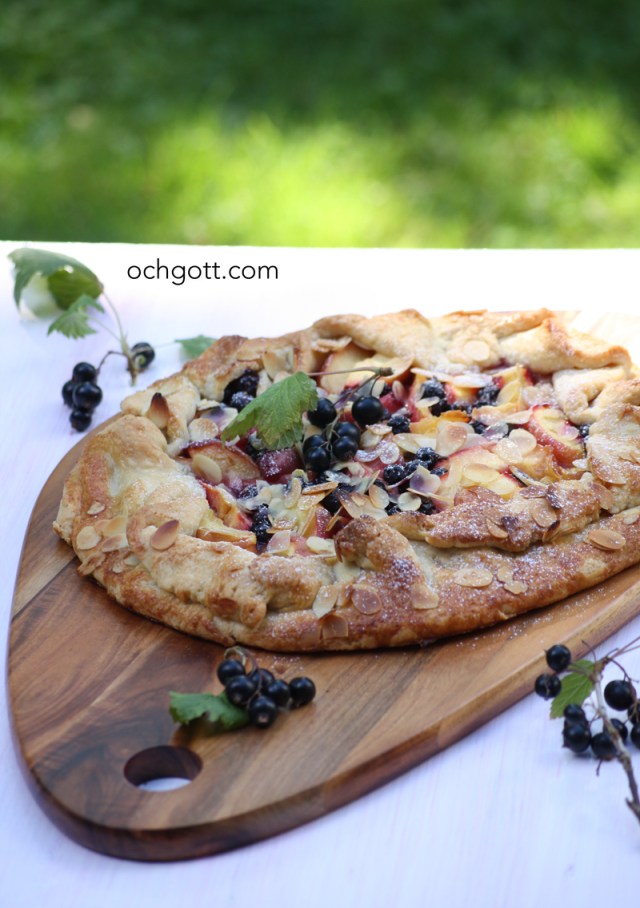 Galette med nektariner och svarta vinbär