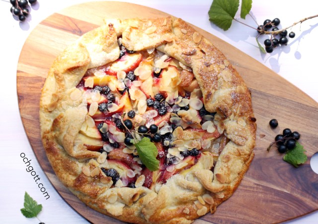 Galette med nektariner och svarta vinbär