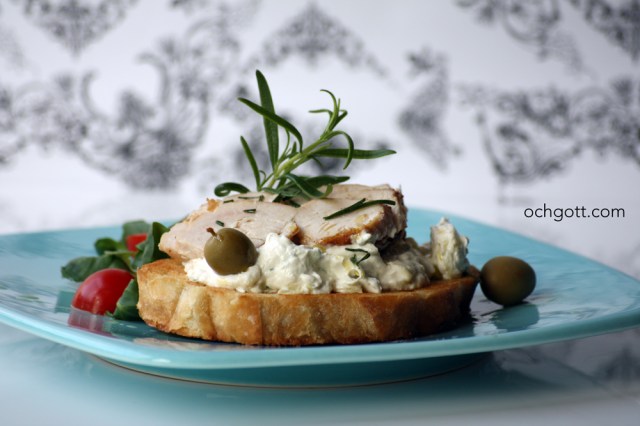 Grekinspirerad macka med tzatziki och rosmarinstekt kyckling