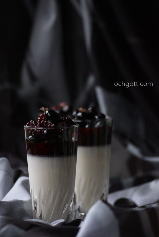 Pannacotta med limemarinerade blåbär och björnbär