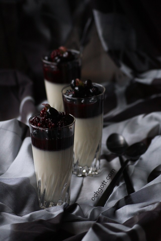 Pannacotta med limemarinerade blåbär och björnbär