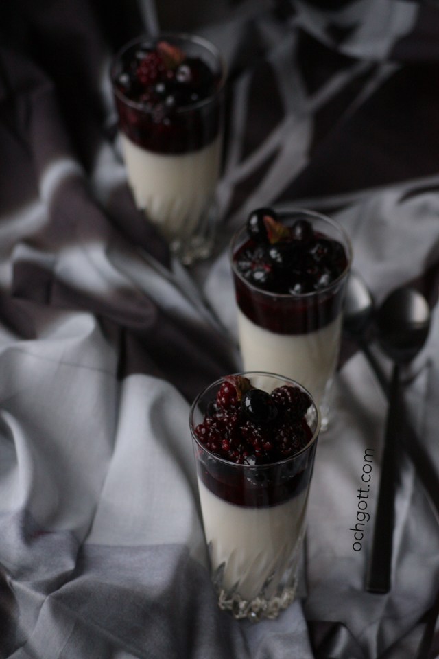 Pannacotta med limemarinerade blåbär och björnbär