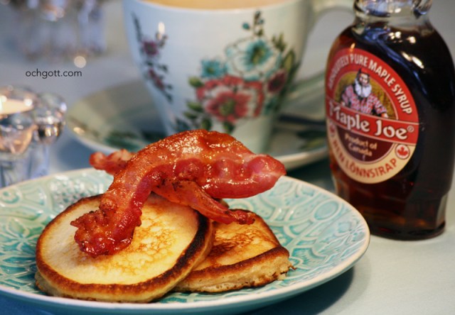 Fluffiga minipannkakor med bacon och lönnsirap