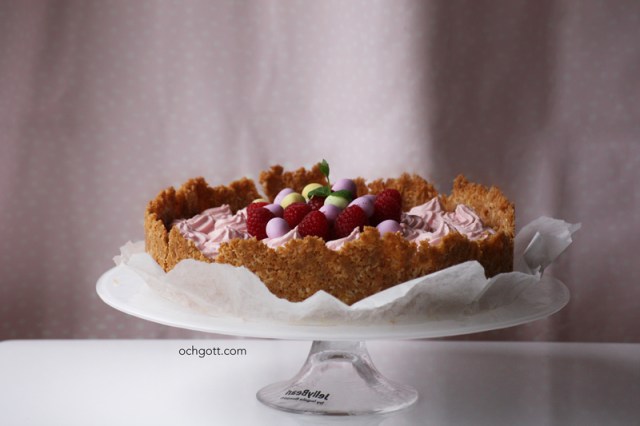 Påsktarte med hallonmousse och limetryffel