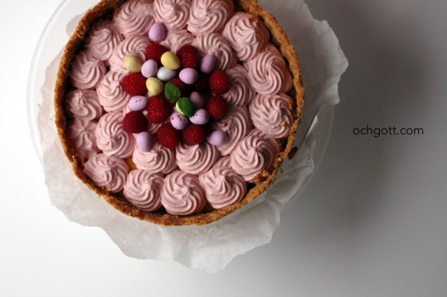 Påsktarte med hallonmousse och limetryffel