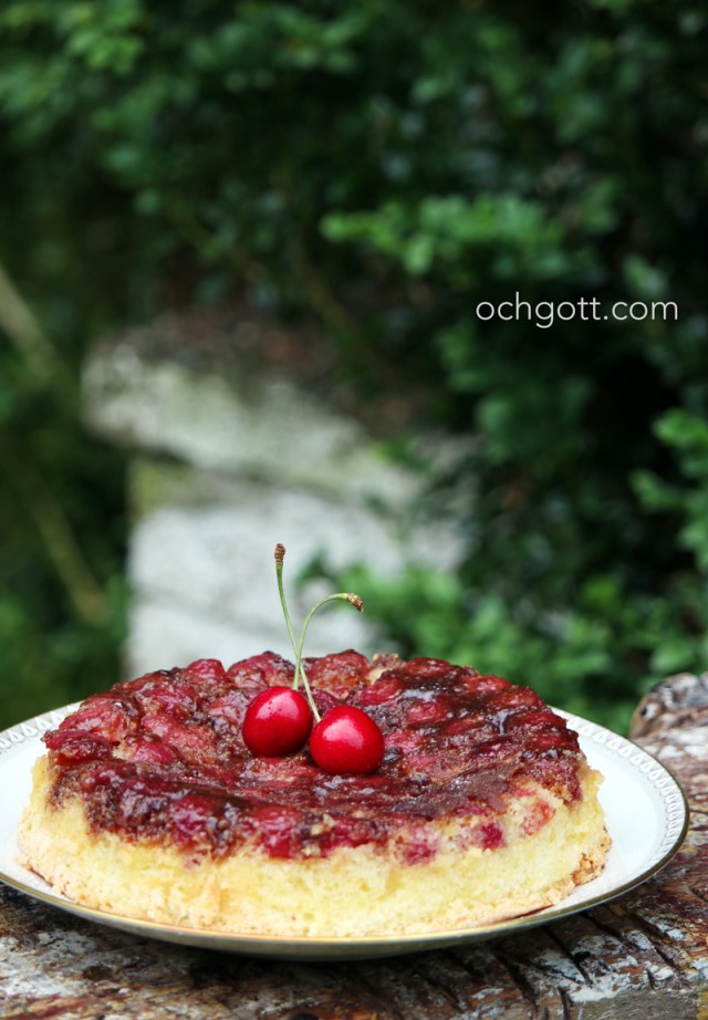 Upp- och nerkaka med körsbär
