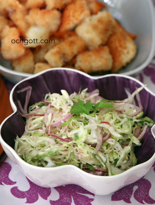 Vitkålssallad med rödlök, lime och koriander