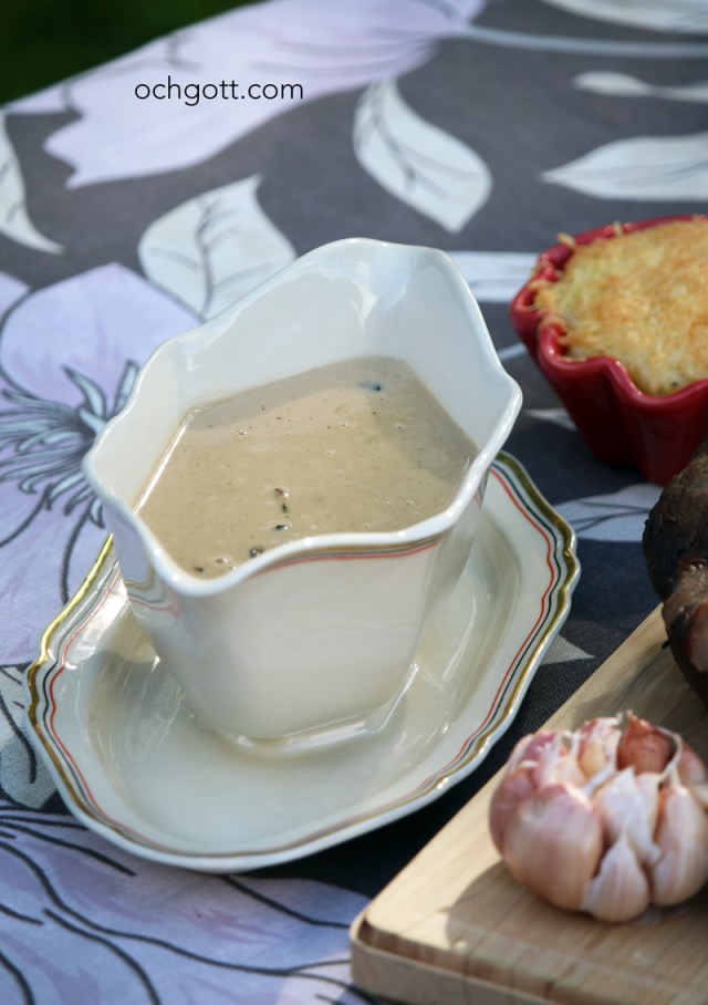 Rostad vitlökssås till lammsteken