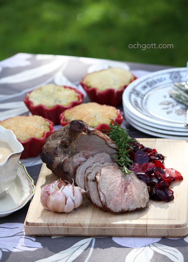 Lammstek med rostad vitlökssås, rosmarinstekta rödbetor och gratinerat potatisstomp - Foto: Britt-Marie Knutsson