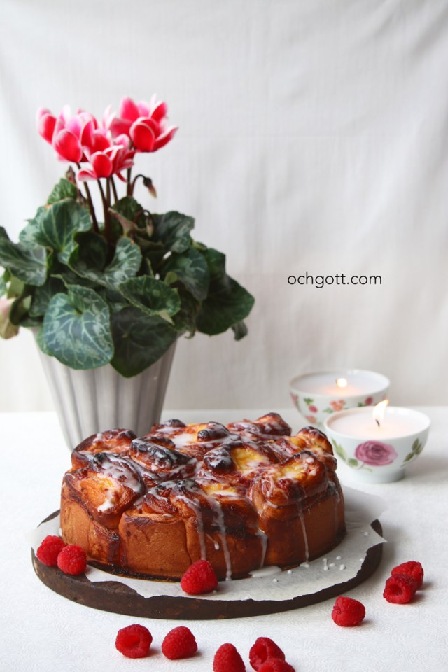 Butterkaka med hallonsylt och vaniljkräm - Foto: Britt-Marie Knutsson