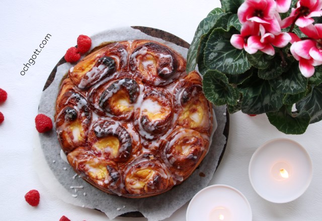 Butterkaka med hallonsylt och vaniljkräm - Foto: Britt-Marie Knutsson