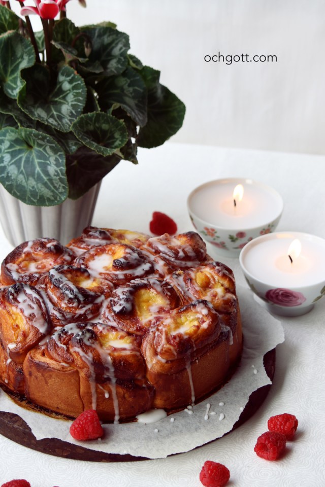 Butterkaka med hallonsylt och vaniljkräm - Foto: Britt-Marie Knutsson