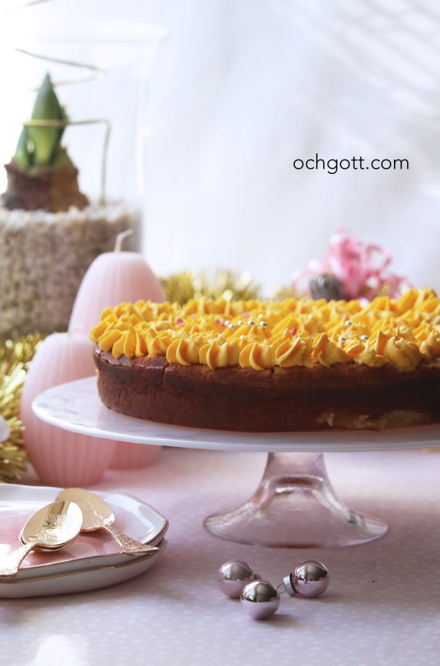 Vit citronkladdkaka med saffransfluff - Foto: Britt-Marie Knutsson