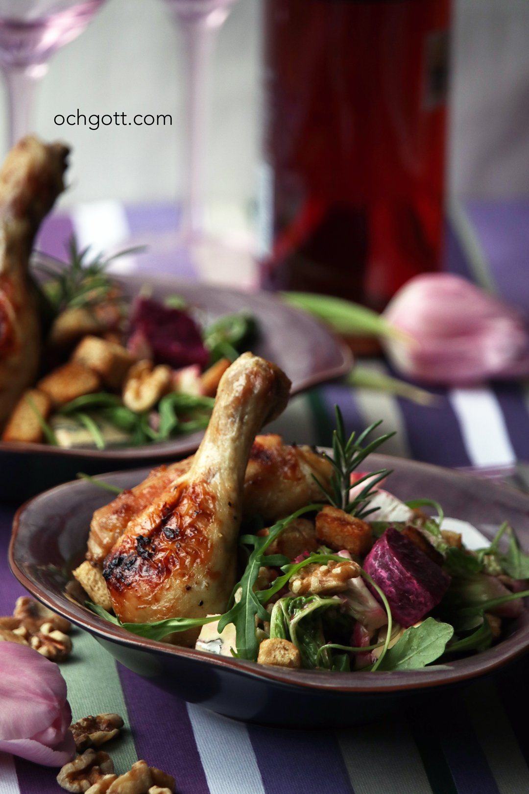 Kycklingklubba med sallad på savoykål, rödbetor, rucola, blåmögelost och valnötter - Foto: Britt-Marie Knutsson