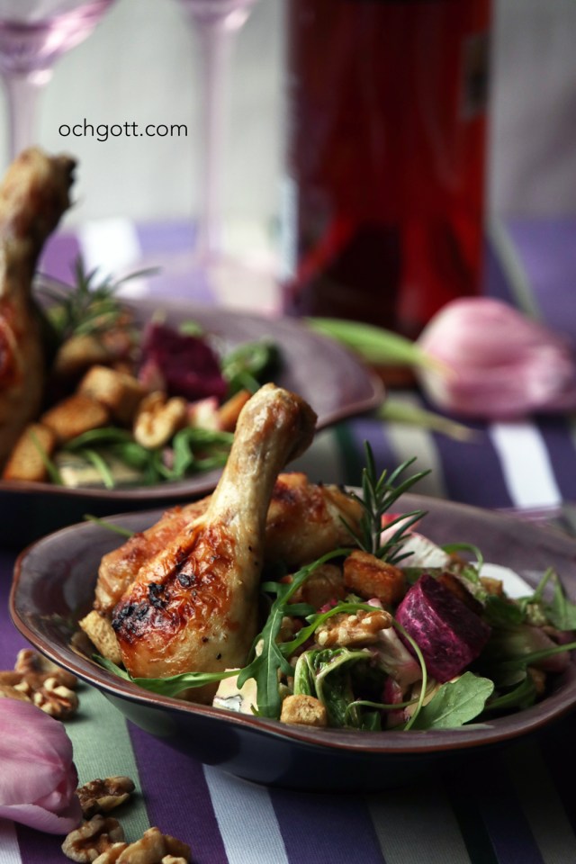 Kycklingklubba med sallad på savoykål, rödbetor, rucola, blåmögelost och valnötter - Foto: Britt-Marie Knutsson