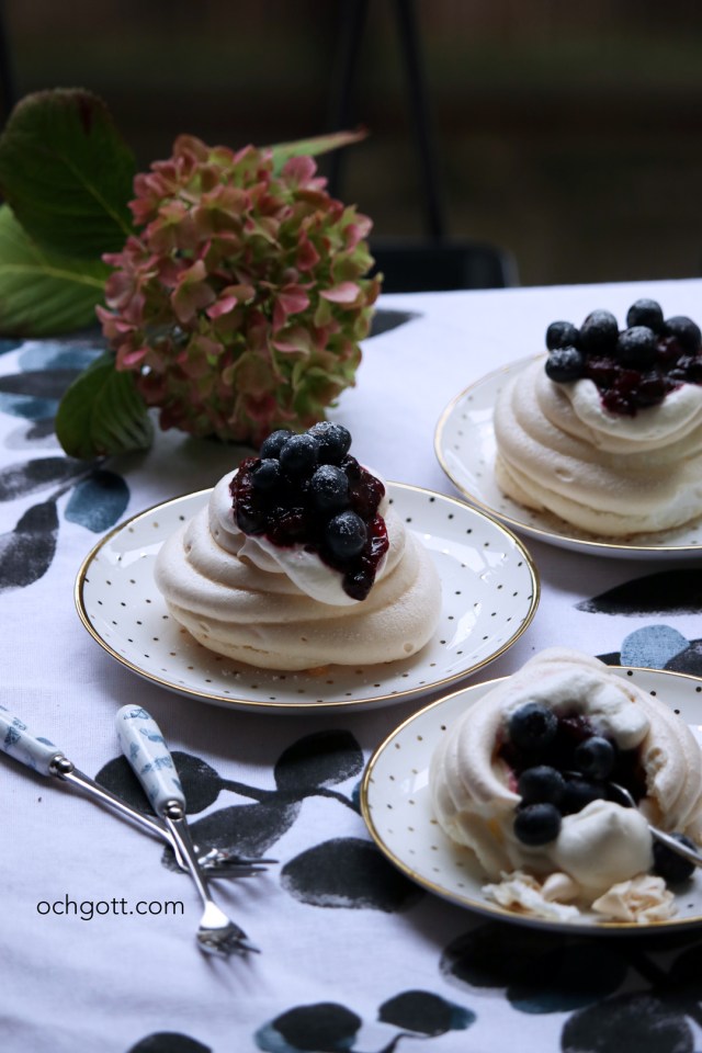 Pavlova med blåbärs- och rabarberkompott Foto: Britt-Marie Knutsson