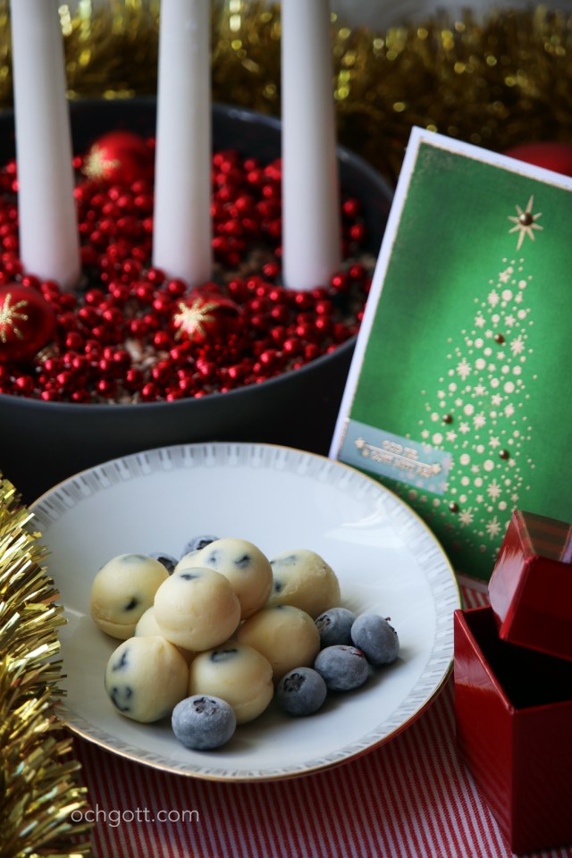 Vit chokladtryffel med torkade blåbär - Foto: Britt-Marie Knutsson