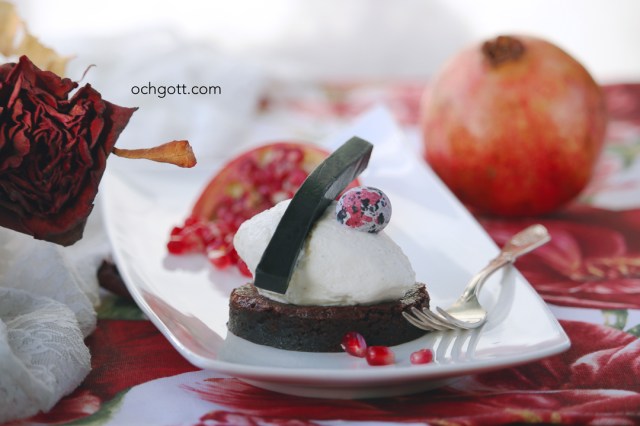 Brownie med philadelphiamousse, lakritsfudge och granatäpple - Foto: Britt-Marie Knutsson