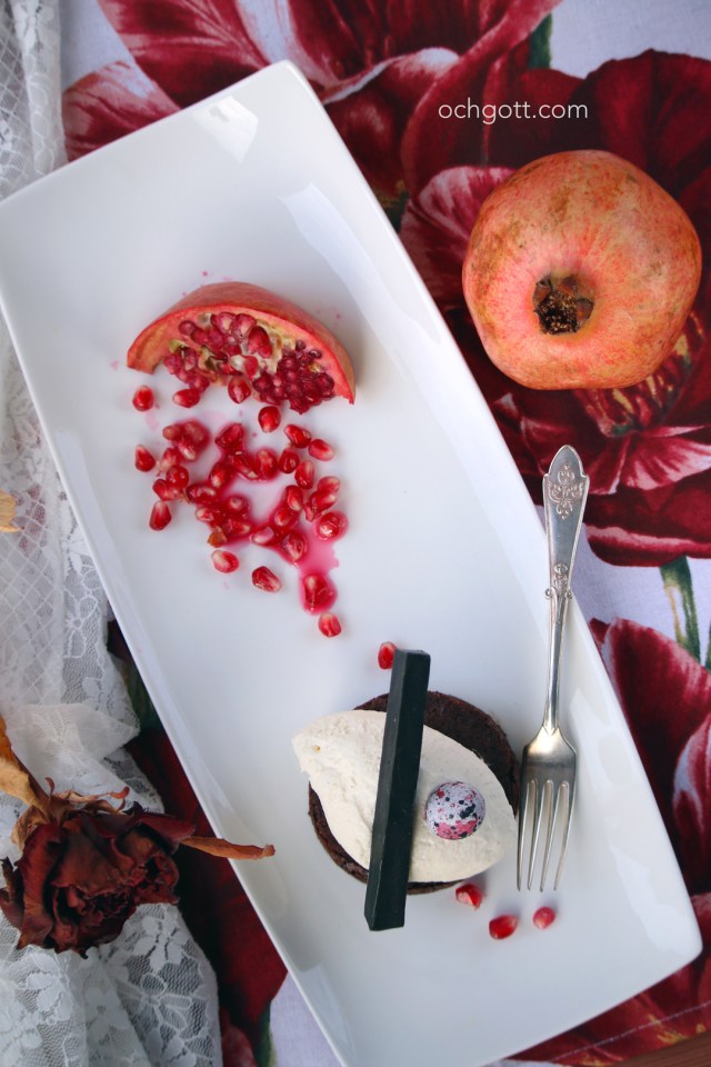 Brownie med philadelphiamousse, lakritsfudge och granatäpple - Foto: Britt-Marie Knutsson