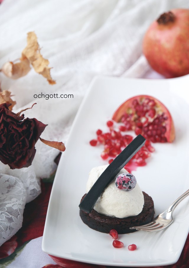 Brownie med philadelphiamousse, lakritsfudge och granatäpple - Foto: Britt-Marie Knutsson