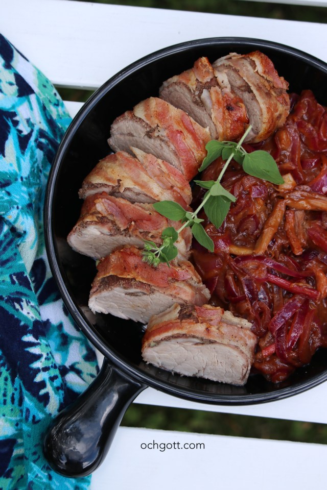 Baconlindad fläskfilé med rabarber- och lökkompott - Foto: Britt-Marie Knutsson