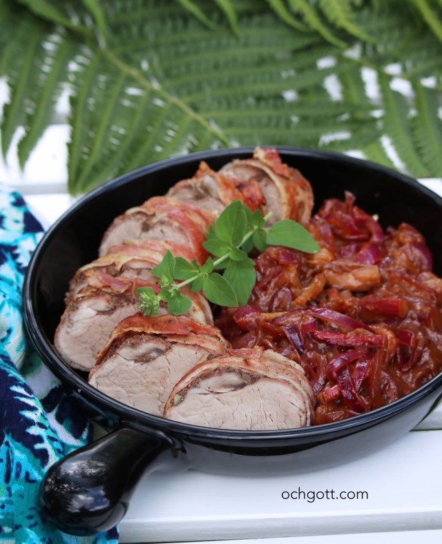 Baconlindad fläskfilé med rabarber- och lökkompott - Foto: Britt-Marie Knutsson