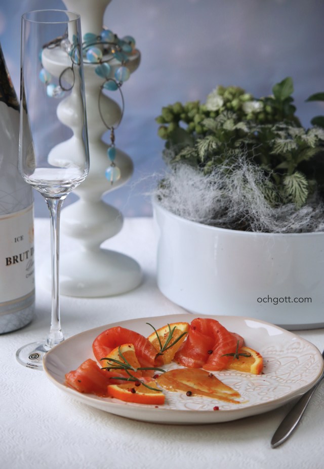 Gravad lax med apelsin, rosépeppar och rosmarin - Foto: Britt-Marie Knutsson